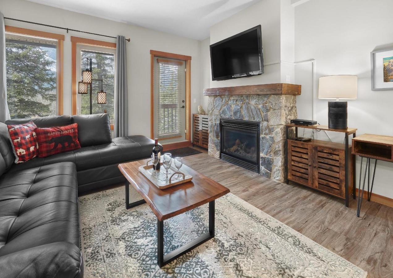 Newly Renovated Grizzly Lodge, Spacious 3br 2ba With Open Pool, Hot Tub Canmore