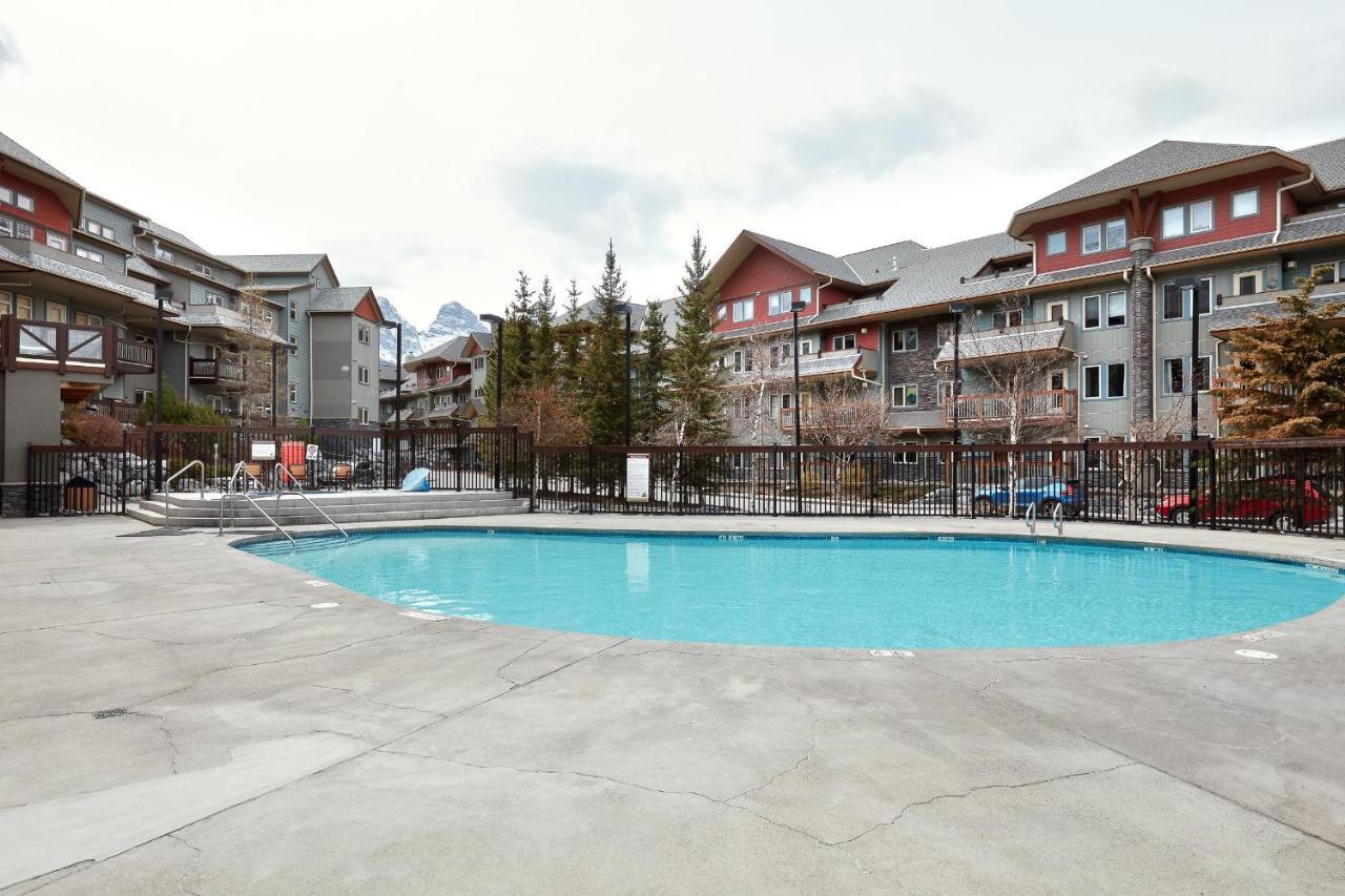 Newly Renovated Grizzly Lodge, Spacious 3br 2ba With Open Pool, Hot Tub Canmore